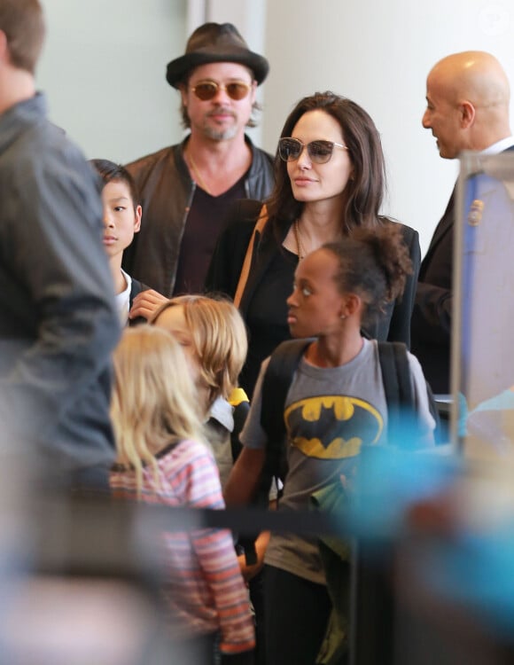 Brad Pitt, sa femme Angelina Jolie et leurs enfants Maddox, Pax, Zahara, Shiloh, Vivienne et Knox prennent l'avion à l'aéroport de Los Angeles pour venir passer quelques jours dans leur propriété de Miraval, le 6 juin 2015. 