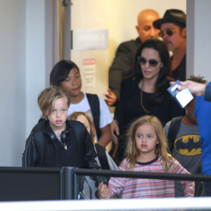 Brad Pitt, sa femme Angelina Jolie et leurs enfants Maddox, Pax, Zahara, Shiloh, Vivienne et Knox prennent l'avion à l'aéroport de Los Angeles pour venir passer quelques jours dans leur propriété de Miraval, le 6 juin 2015. 