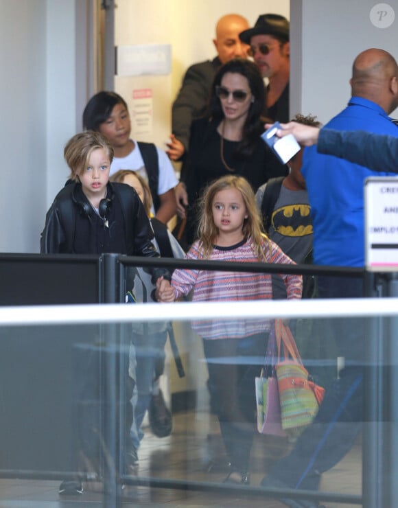 Brad Pitt, sa femme Angelina Jolie et leurs enfants Maddox, Pax, Zahara, Shiloh, Vivienne et Knox prennent l'avion à l'aéroport de Los Angeles pour venir passer quelques jours dans leur propriété de Miraval, le 6 juin 2015. 