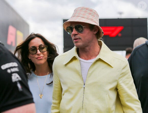 Alors que Brad Pitt s'affiche avec sa nouvelle compagne...Brad Pitt arrive avec sa compagne, Ines De Ramon, avant le Grand Prix britannique de Formule 1 Qatar Airways au circuit de Silverstone à Towcester, Angleterre, Royaume-Uni, le 7 juillet 2024. Photo par ESM/Imago/ABACAPRESS.COM