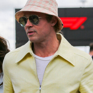 Brad Pitt arrive avec sa compagne, Ines De Ramon, avant le Grand Prix britannique de Formule 1 Qatar Airways au circuit de Silverstone à Towcester, Angleterre, Royaume-Uni, le 7 juillet 2024. Photo par ESM/Imago/ABACAPRESS.COM