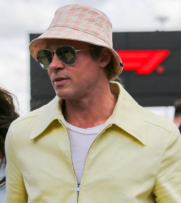 Brad Pitt arrive avec sa compagne, Ines De Ramon, avant le Grand Prix britannique de Formule 1 Qatar Airways au circuit de Silverstone à Towcester, Angleterre, Royaume-Uni, le 7 juillet 2024. Photo par ESM/Imago/ABACAPRESS.COM