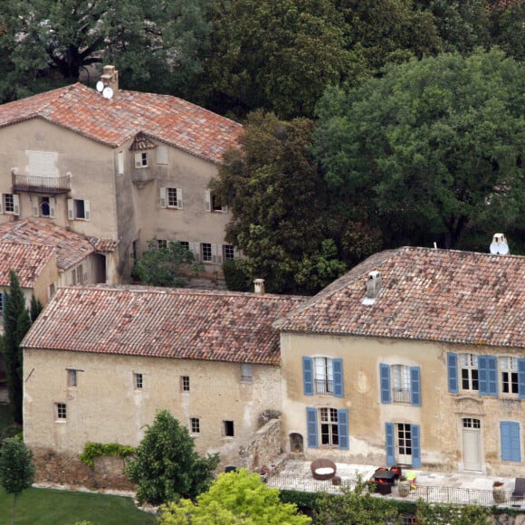 Elle a aussi répondu de façon très claire sur son divorce, toujours problématique, notamment concernant la propriété de Miraval...La nouvelle maison appelée Château de Miraval de Brad Pitt et Angelina Jolie à Correns, dans le sud de la France, le 31 mai 2008.