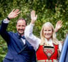 Cet après-midi, les invités, parmi lesquels Haakon, frère de la mariée et Mette-Marit ont rejoint la noce.Arrivées au mariage de la princesse Martha Louise de Norvège et Durek Verrett à l'hôtel Union à Geiranger le 31 août 2024. 