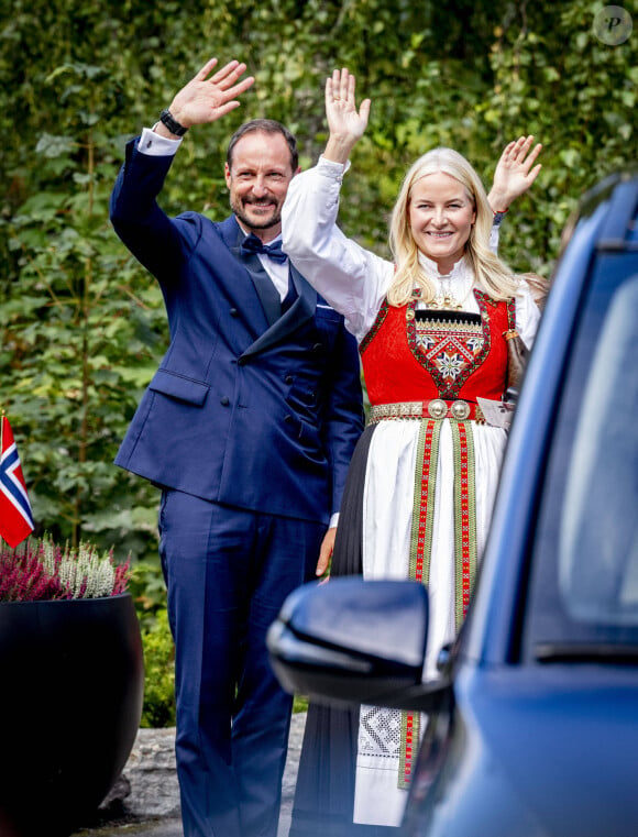 Cet après-midi, les invités, parmi lesquels Haakon, frère de la mariée et Mette-Marit ont rejoint la noce.Arrivées au mariage de la princesse Martha Louise de Norvège et Durek Verrett à l'hôtel Union à Geiranger le 31 août 2024. 