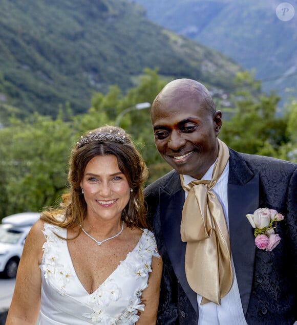 Les mariés, la princesse Martha Louise et M. Durek Verrett, saluent la foule à l'hôtel Union de Geiranger, en Norvège, le 31 août 2024. Photo par Albert Nieboer/DPA/ABACAPRESS.COM