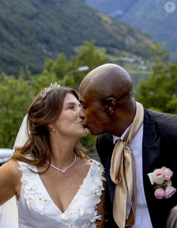 Les mariés, la princesse Martha Louise et M. Durek Verrett, saluent la foule à l'hôtel Union de Geiranger, en Norvège, le 31 août 2024. Photo par Albert Nieboer/DPA/ABACAPRESS.COM