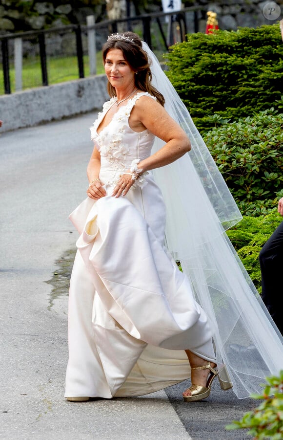 Les mariés, la princesse Martha Louise et M. Durek Verrett, saluent la foule à l'hôtel Union de Geiranger, en Norvège, le 31 août 2024. Photo par Albert Nieboer/DPA/ABACAPRESS.COM