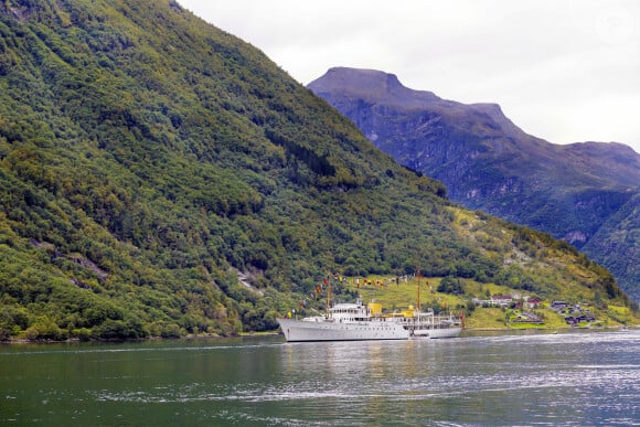 Dans le cadre enchanteur de Geiranger, un village touristique niché au fond d'un fjord de la côte ouest.
La princesse Martha Louise et Durek Verrett et leurs invités arrivent en bateau à Geiranger, le 30 août 2024, pour le mariage de la princesse Martha Louise et de Durek Verrett, le 31 août 2024 Photo : Albert Nieboer / Netherlands OUT / Point de Vue OUT