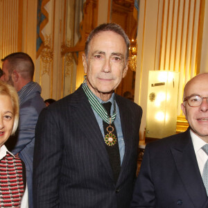 Alain Chamfort reçoit l'insigne de "Commander in the Order of Arts and Letters - Commandeur dans l'Ordre des Arts et des Lettres" du ministre français de la Culture Franck Riester, avec Bernard Cazeneuve et son épouse Véronique Cazeneuve au ministère De La Culture, à Paris, France, le 30 octobre 2019. Photo par Jerome Domine/ABACAPRESS.COM