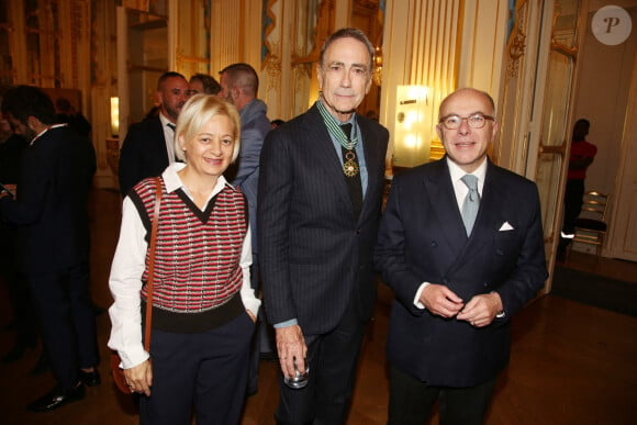 Alain Chamfort reçoit l'insigne de "Commander in the Order of Arts and Letters - Commandeur dans l'Ordre des Arts et des Lettres" du ministre français de la Culture Franck Riester, avec Bernard Cazeneuve et son épouse Véronique Cazeneuve au ministère De La Culture, à Paris, France, le 30 octobre 2019. Photo par Jerome Domine/ABACAPRESS.COM