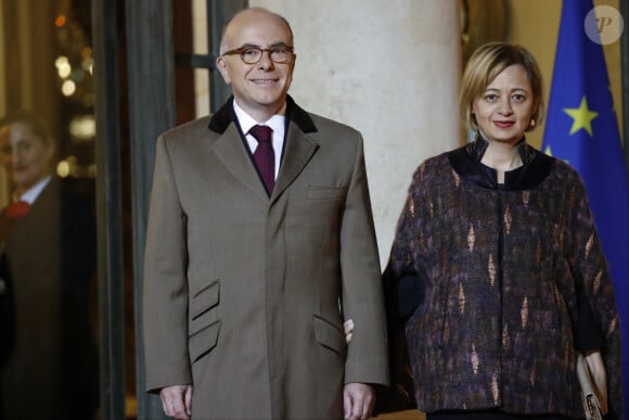 Le Premier ministre Bernard Cazeneuve et son épouse Véronique arrivent au palais de l'Élysée avant un dîner d'État en l'honneur du président du Sénégal Macky Sall à Paris, France, le 20 décembre 2016. Photo par Henri Szwarc/ABACAPRESS.COM