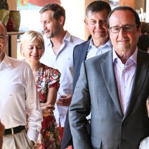 L'ancien premier ministre de François Hollande pourrait retrouver Matignon...François Hollande se promène dans le village de Aiguines (dans le Var) où il a fêté ses 61 ans, le 12 août 2015. Il est en compagnie de Bernard Cazeneuve, sa femme et de Jean-Pierre Jouyet. 