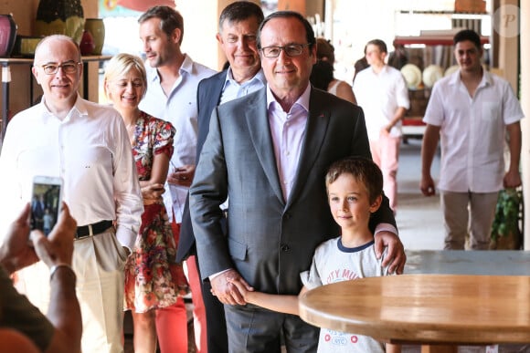 L'ancien premier ministre de François Hollande pourrait retrouver Matignon...François Hollande se promène dans le village de Aiguines (dans le Var) où il a fêté ses 61 ans, le 12 août 2015. Il est en compagnie de Bernard Cazeneuve, sa femme et de Jean-Pierre Jouyet. 