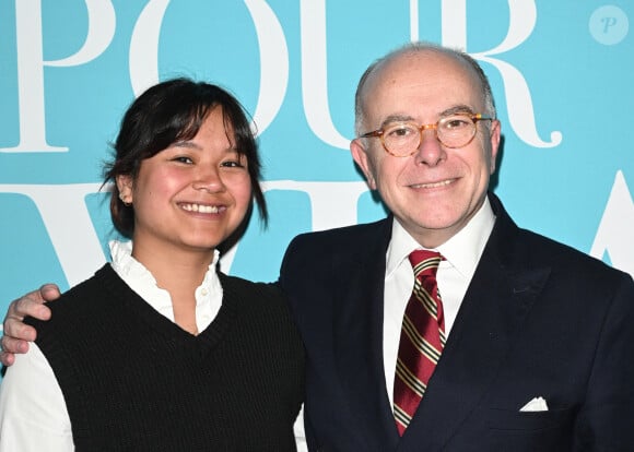 Ensemble, ils ont eu deux enfants : Nathan née en 1996, puis Mona en 1999.
Bernard Cazeneuve avec sa fille Mona - Avant-première du film "La Vie pour de vrai" au cinéma Pathé Wepler à Paris le 18 avril 2023. © Coadic Guirec/Bestimage