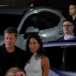 Brad Pitt arrive avec sa compagne Ines de Ramon à la projection de "Wolfs" lors du 81ème festival international du film de Venise, la Mostra le 1er septembre 2024. © Barbara Amendola/IPA via ZUMA Press / Bestimage