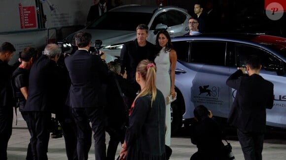 Brad Pitt arrive avec sa compagne Ines de Ramon à la projection de "Wolfs" lors du 81ème festival international du film de Venise, la Mostra le 1er septembre 2024. © Barbara Amendola/IPA via ZUMA Press / Bestimage