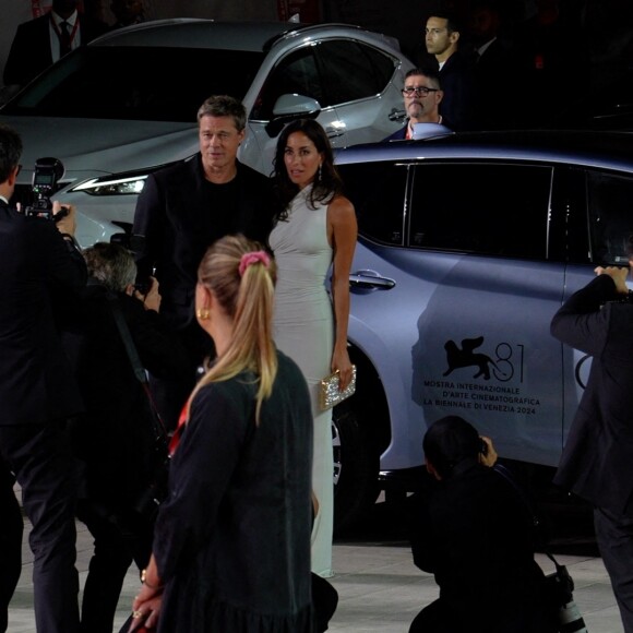 Brad Pitt arrive avec sa compagne Ines de Ramon à la projection de "Wolfs" lors du 81ème festival international du film de Venise, la Mostra le 1er septembre 2024. © Barbara Amendola/IPA via ZUMA Press / Bestimage