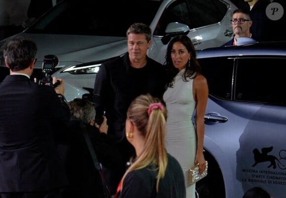 Brad Pitt arrive avec sa compagne Ines de Ramon à la projection de "Wolfs" lors du 81ème festival international du film de Venise, la Mostra le 1er septembre 2024. © Barbara Amendola/IPA via ZUMA Press / Bestimage