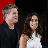 Brad Pitt (60 ans) franchit une étape avec Ines de Ramon (31 ans) à Venise, sa compagne aux faux airs... d'Amal Clooney !