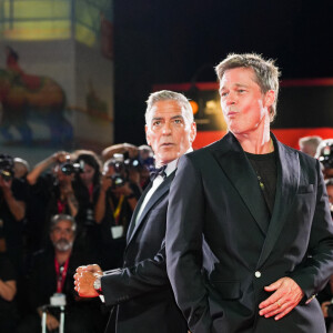 Brad Pitt et George Clooney, amis de longue date, posent ensemble à la Mostra de Venise pour la première de leur film Wolfs
Brad Pitt, George Clooney à la projection de "Wolfs" lors du 81ème festival international du film de Venise, la Mostra le 1er septembre 2024. © Lucia Sabatelli / Bestimage