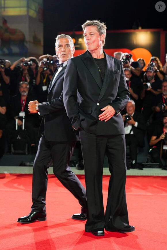 Brad Pitt et George Clooney, amis de longue date, posent ensemble à la Mostra de Venise pour la première de leur film Wolfs
Brad Pitt, George Clooney à la projection de "Wolfs" lors du 81ème festival international du film de Venise, la Mostra le 1er septembre 2024. © Lucia Sabatelli / Bestimage