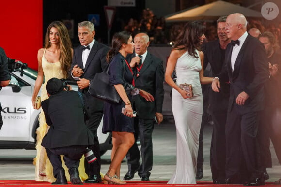 George Clooney, Amal Clooney, Brad Pitt et sa compagne Ines de Ramon à la projection de Wolfs lors du 81ème festival international du film de Venise, la Mostra le 1er septembre 2024. © Lucia Sabatelli / Bestimage