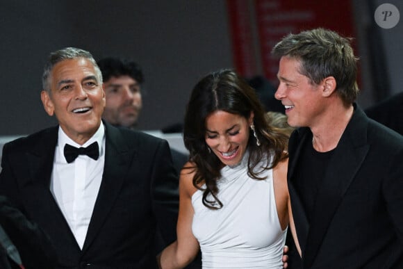 Brad Pitt et Ines de Ramon ont partagé des moments à Venise avec George Clooney et Amal, les compagnes des deux stars se ressemblent fortement
George Clooney, Ines de Ramon et Brad Pitt assistent à la première de Wolfs dans le cadre du 81e Festival international du film de Venise, à Venise, en Italie, le 01 septembre 2024. Photo par Aurore Marechal/ABACAPRESS.COM