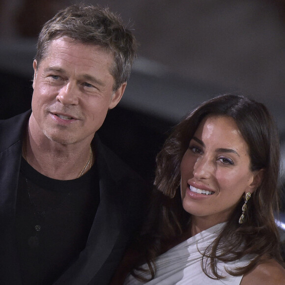 Ines de Ramon, 31 ans, a accompagne Brad Pitt lors de la première de Wolfs, leur premier tapis rouge !
Brad Pitt et Ines de Ramon assistent à la première de Wolfs au 81e Festival du film de Venise, à Venise, en Italie, le dimanche 1er septembre 2024. Photo de Rocco Spaziani/ UPI