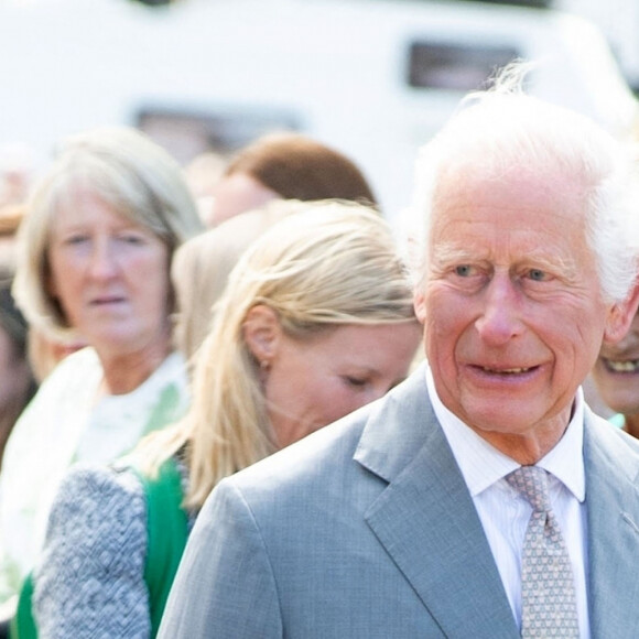 L'anticipation n'a donc pas de lien direct avec l'avancée de la maladie du roi
Le roi Charles III d'Angleterre, visite Southport après les attaques au couteau, où trois enfants ont été tués et d'autres blessés, le 21 août 2024.