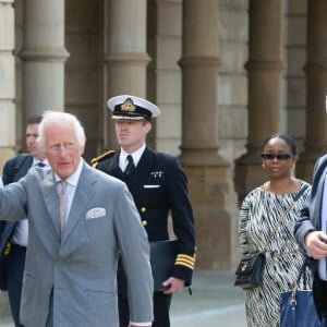 Le roi Charles III d'Angleterre, visite Southport après les attaques au couteau, où trois enfants ont été tués et d'autres blessés, le 21 août 2024