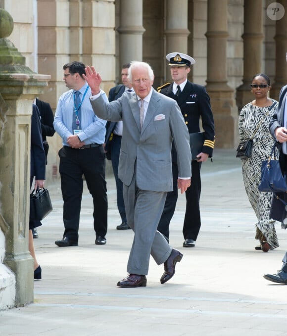 Le roi Charles III d'Angleterre, visite Southport après les attaques au couteau, où trois enfants ont été tués et d'autres blessés, le 21 août 2024