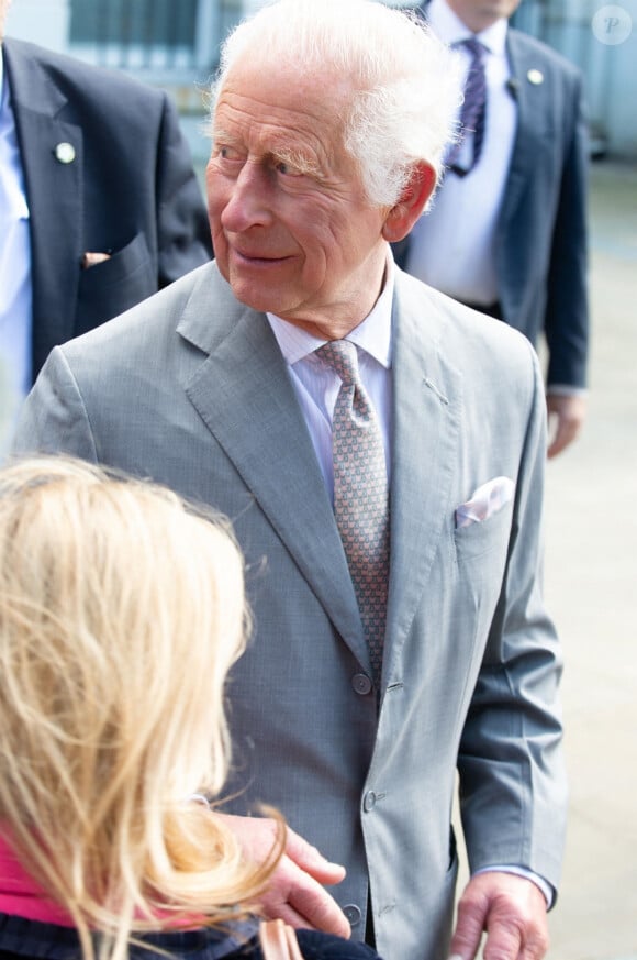 Le roi Charles III d'Angleterre, visite Southport après les attaques au couteau, où trois enfants ont été tués et d'autres blessés, le 21 août 2024.