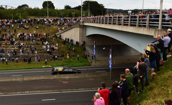 Les britanniques continuent de rendre hommage à la reine Elisabeth II d'Angleterre, lors du passage de son cercueil à travers le pays, du château de Balmoral au palais de Holyroodhouse à Edimbourg. Le 11 septembre 2022 