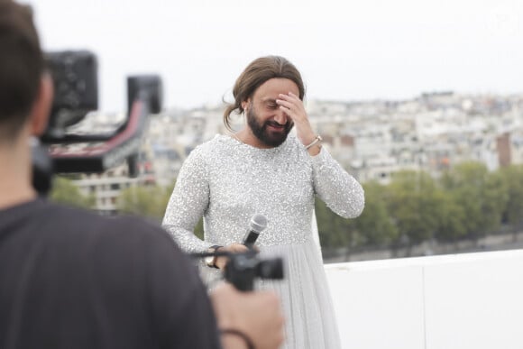 Exclusif - Cyril Hanouna, tournage d’une séquence lors de laquelle C.Hanouna imite C.Dion, Paris, France, le 29 aout 2024. © Jack Tribeca / Bestimage 