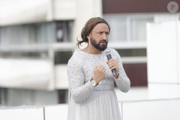 Exclusif - Cyril Hanouna, tournage d’une séquence lors de laquelle C.Hanouna imite C.Dion, Paris, France, le 29 aout 2024. © Jack Tribeca / Bestimage 