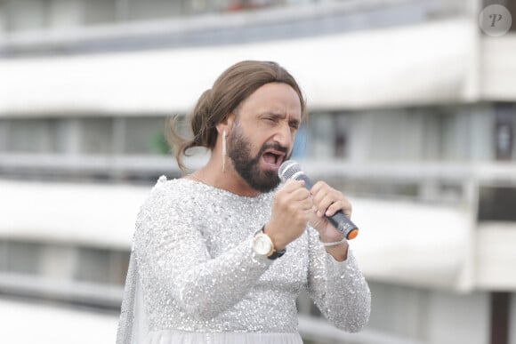 Exclusif - Cyril Hanouna, tournage d’une séquence lors de laquelle C.Hanouna imite C.Dion, Paris, France, le 29 aout 2024. © Jack Tribeca / Bestimage 