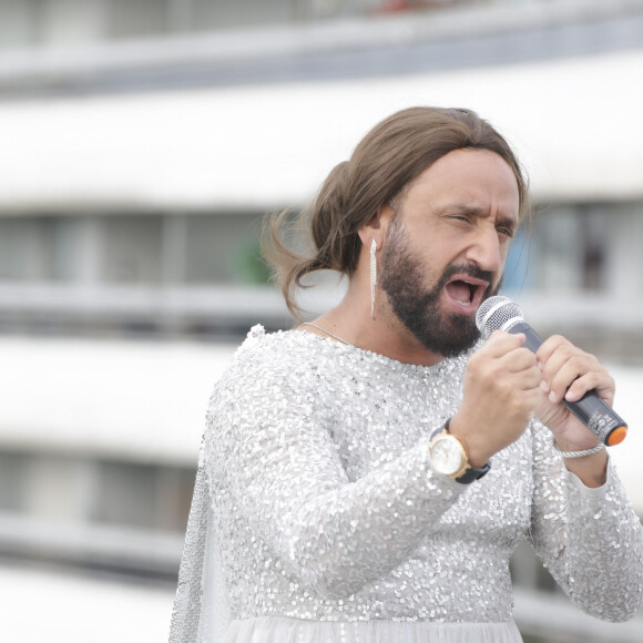 Exclusif - Cyril Hanouna, tournage d’une séquence lors de laquelle C.Hanouna imite C.Dion, Paris, France, le 29 aout 2024. © Jack Tribeca / Bestimage 