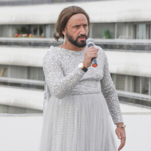 Exclusif - Cyril Hanouna, tournage d’une séquence lors de laquelle C.Hanouna imite C.Dion, Paris, France, le 29 aout 2024. © Jack Tribeca / Bestimage 