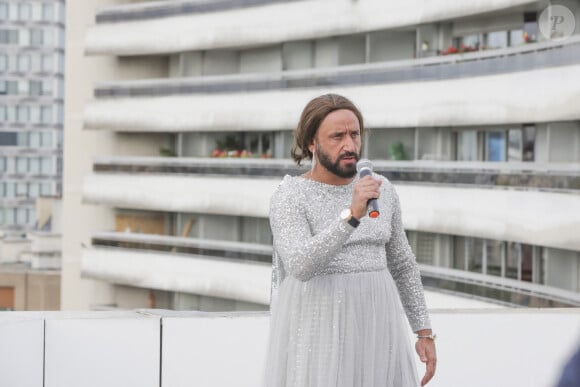 Exclusif - Cyril Hanouna, tournage d’une séquence lors de laquelle C.Hanouna imite C.Dion, Paris, France, le 29 aout 2024. © Jack Tribeca / Bestimage 