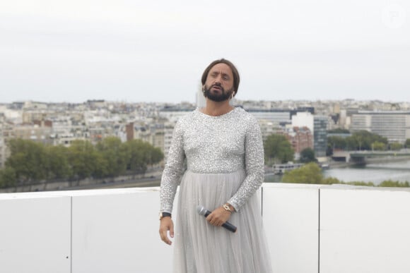 Exclusif - Cyril Hanouna, tournage d’une séquence lors de laquelle C.Hanouna imite C.Dion, Paris, France, le 29 aout 2024. © Jack Tribeca / Bestimage 