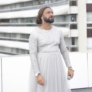 Exclusif - Cyril Hanouna, tournage d’une séquence lors de laquelle C.Hanouna imite C.Dion, Paris, France, le 29 aout 2024. © Jack Tribeca / Bestimage 