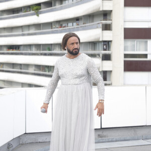 Exclusif - Cyril Hanouna, tournage d’une séquence lors de laquelle C.Hanouna imite C.Dion, Paris, France, le 29 aout 2024. © Jack Tribeca / Bestimage 