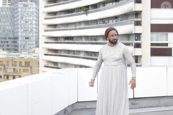 Exclusif - Cyril Hanouna, tournage d’une séquence lors de laquelle C.Hanouna imite C.Dion, Paris, France, le 29 aout 2024. © Jack Tribeca / Bestimage 