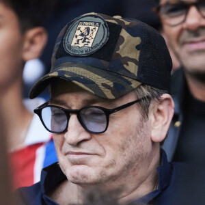 Benoît Magimel - Célébrités dans les tribunes de la demi-finale retour de Ligue des champions entre le PSG face au Borussia Dortmund (0-1) au Parc des Princes à Paris le 7 mai 2024. © Cyril Moreau/Bestimage 