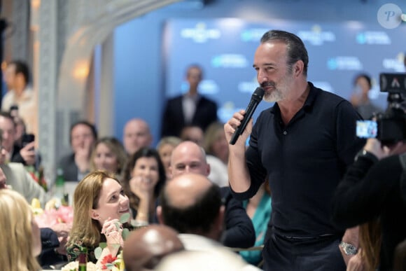 Jean Dujardin et sa femme Nathalie Péchalat (nouvelle présidente de l'association "Premiers de Cordée") - Dîner de charité Breitling à la Samaritaine pour l’association "Premiers de Cordée" à Paris le 4 avril 2024. L'association Premiers de Cordée propose des animations sportives auprès des enfants hospitalisés. ADN de l’association depuis sa création, ce programme comprend de nombreuses actions pour initier un maximum d’enfants malades et/ou en situation de handicap à la pratique sportive. © Rachid Bellak/Bestimage