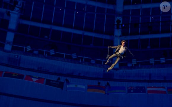 Tom Cruise lors du passage de drapeau olympique entre Paris et Los Angeles pendant la cérémonie de clôture des Jeux Olympiques de Paris (JO) 2024 au Stade de France, à Saint-Denis banlieue de Paris, France, le 11 août 2024. © Capture TV France 2 via Bestimage