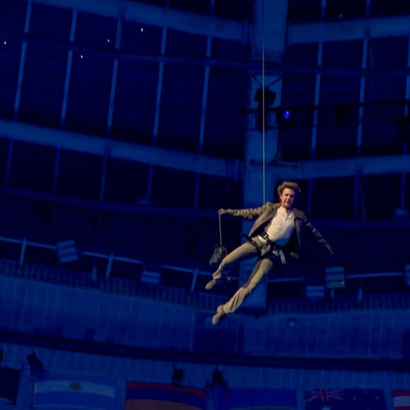 Tom Cruise lors du passage de drapeau olympique entre Paris et Los Angeles pendant la cérémonie de clôture des Jeux Olympiques de Paris (JO) 2024 au Stade de France, à Saint-Denis banlieue de Paris, France, le 11 août 2024. © Capture TV France 2 via Bestimage