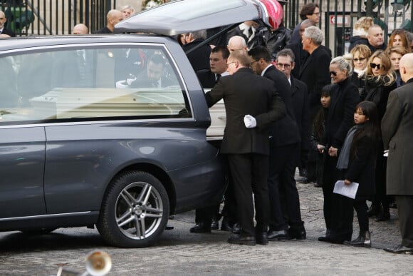 Laeticia Hallyday, ses filles Jade et Joy, Nathalie Baye et Laura Smet - Obsèques de Johnny Hallyday en l'église La Madeleine à Paris, France, le 9 décembre 2017. © Christophe Aubert/Bestimage 