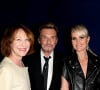 mais de toute façon, tout ce monde-là, on s'apprécie beaucoup. Laeticia, c'est un peu plus loin mais il n'y a pas de malaise ni de quoi que ce soit", a-t-elle déclaré. 
Nathalie Baye, Johnny Hallyday et sa femme Laeticia - Avant-première de 'Salaud on t'aime' à l'UGC Normandie sur les Champs-Elysées à Paris le 31 mars 2014.